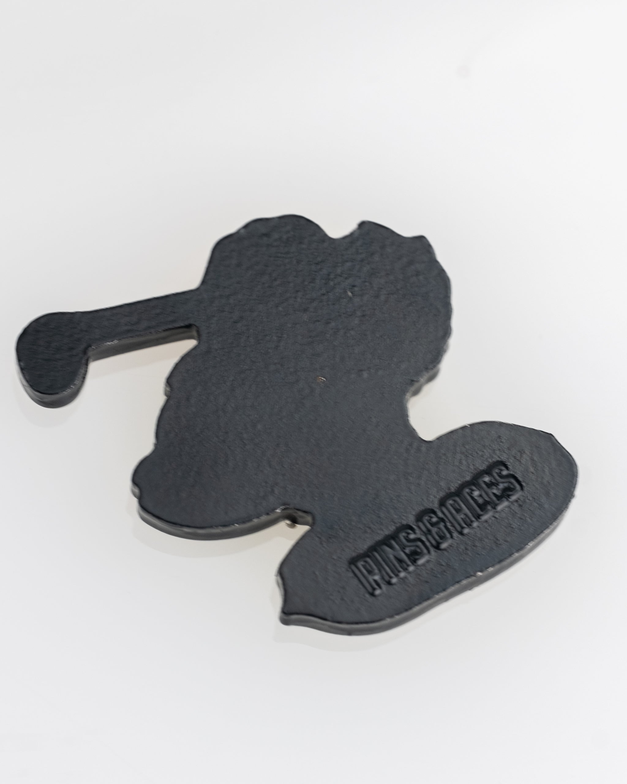 Black parrot-shaped golf ball marker featuring a golf club design, perfect for adding fun to your game on the course.