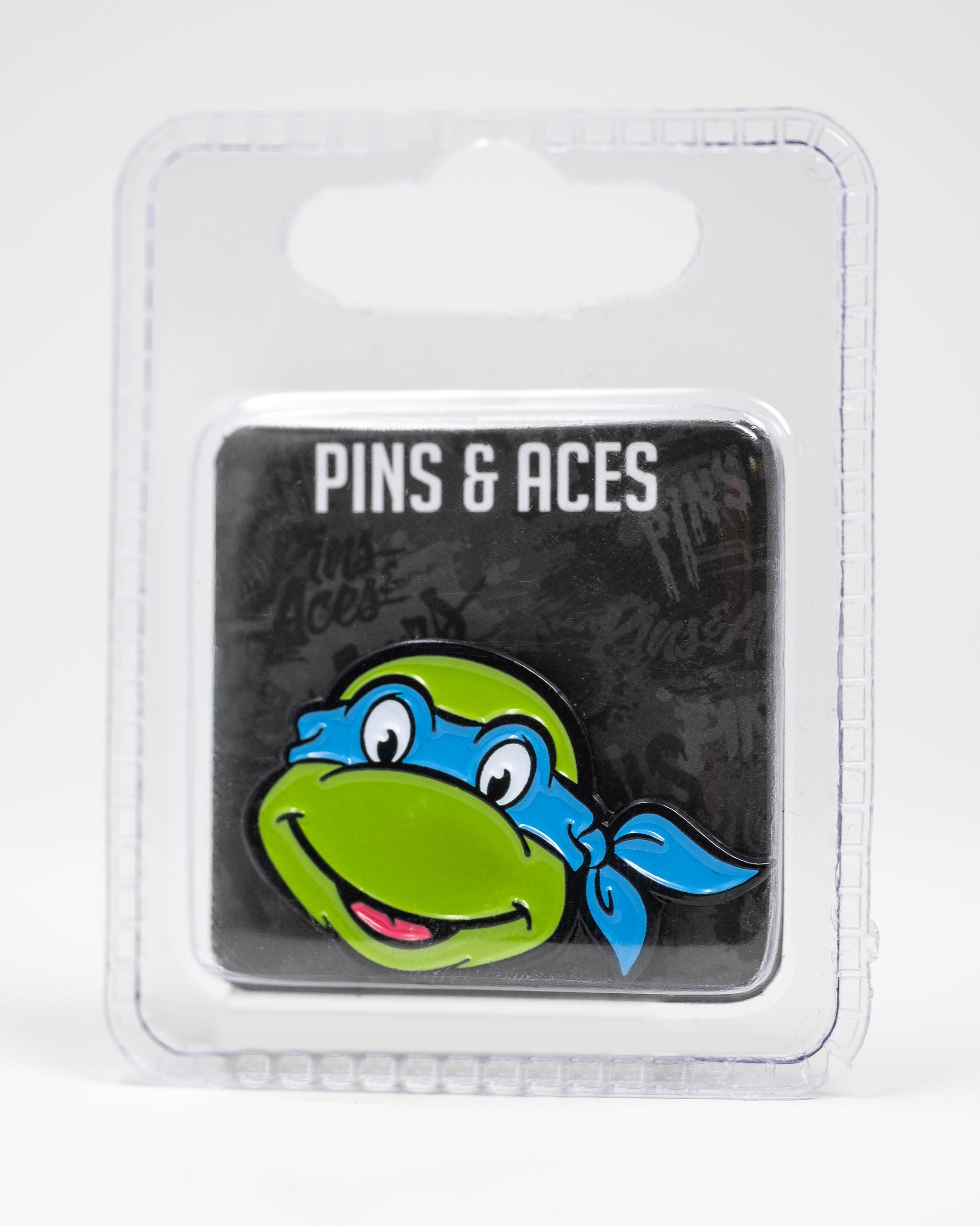 TMNT Leonardo ball marker featuring a vibrant green turtle head with a blue mask, packaged for golf enthusiasts.