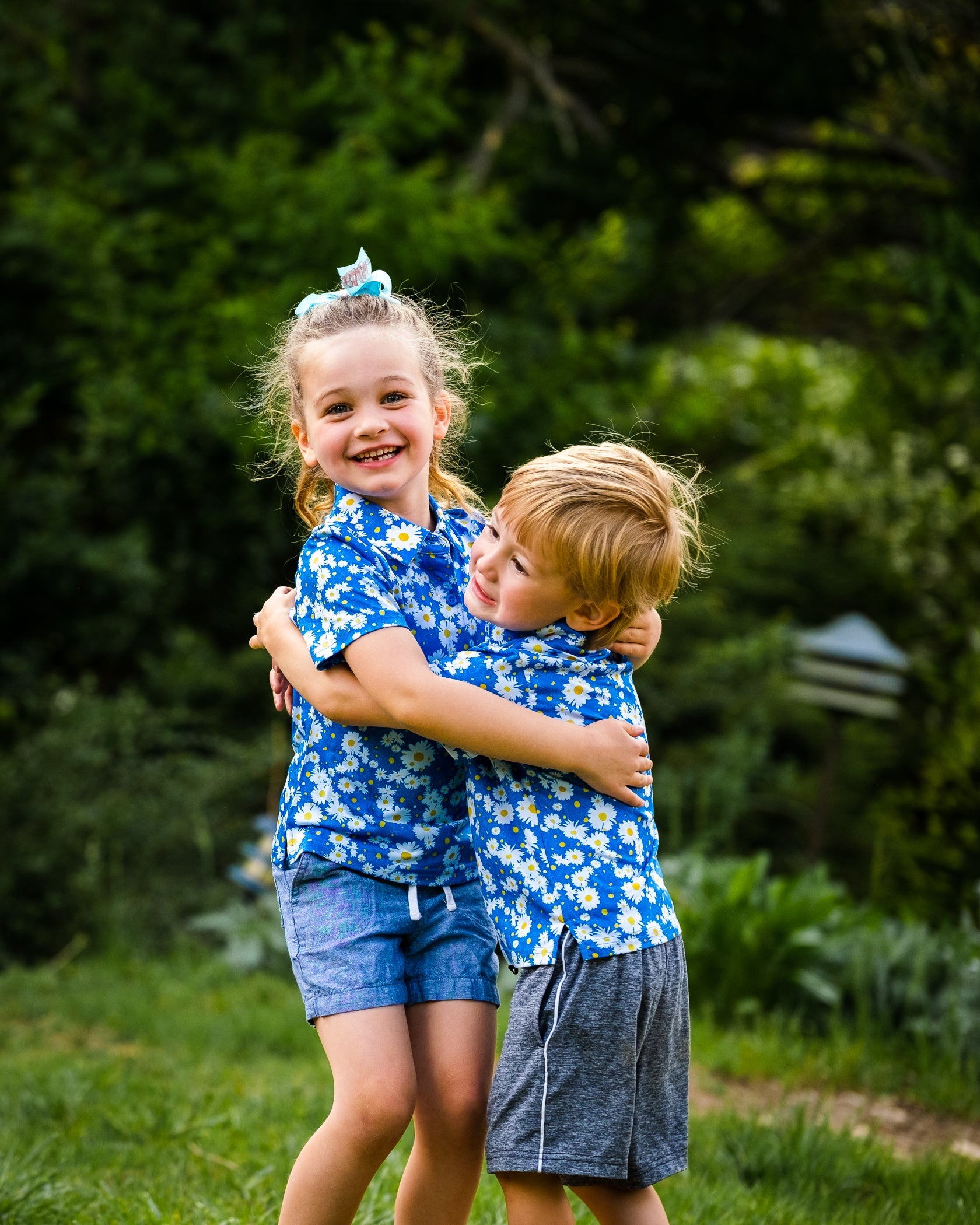 Youth girls' Daisies Polo features a vibrant floral pattern, perfect for stylish and playful outdoor activities.