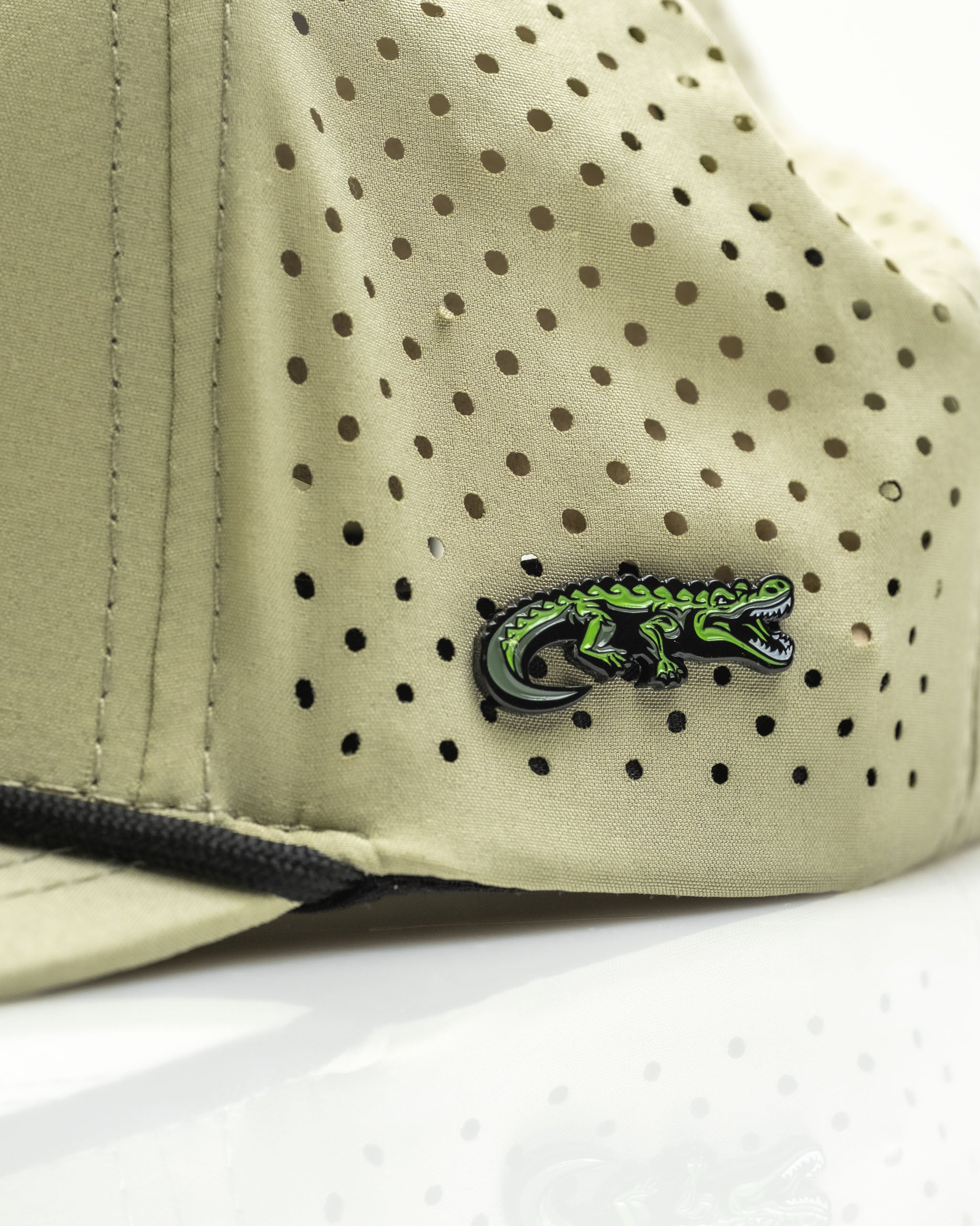 Gator Olive perforated rope hat featuring a green alligator logo, designed for stylish golfers seeking comfort.