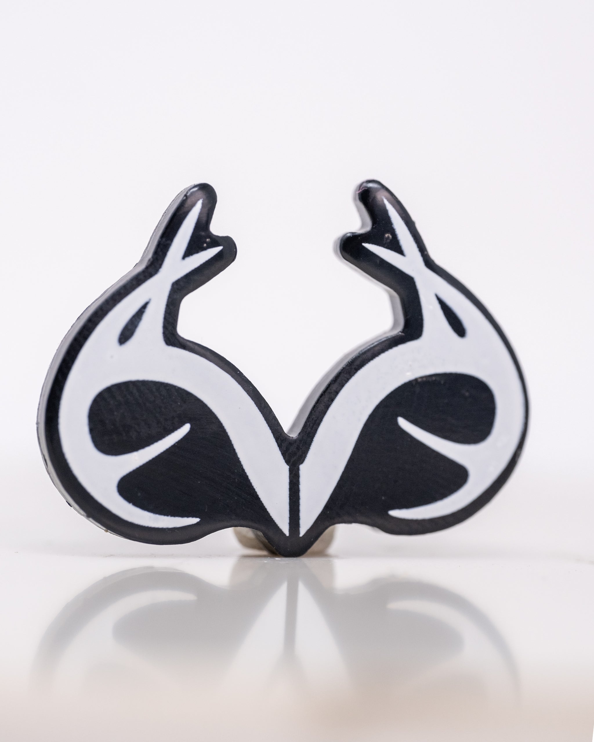 Real Tree Antlers Ball Marker on a textured surface, showcasing a nature-inspired design ideal for golf enthusiasts.