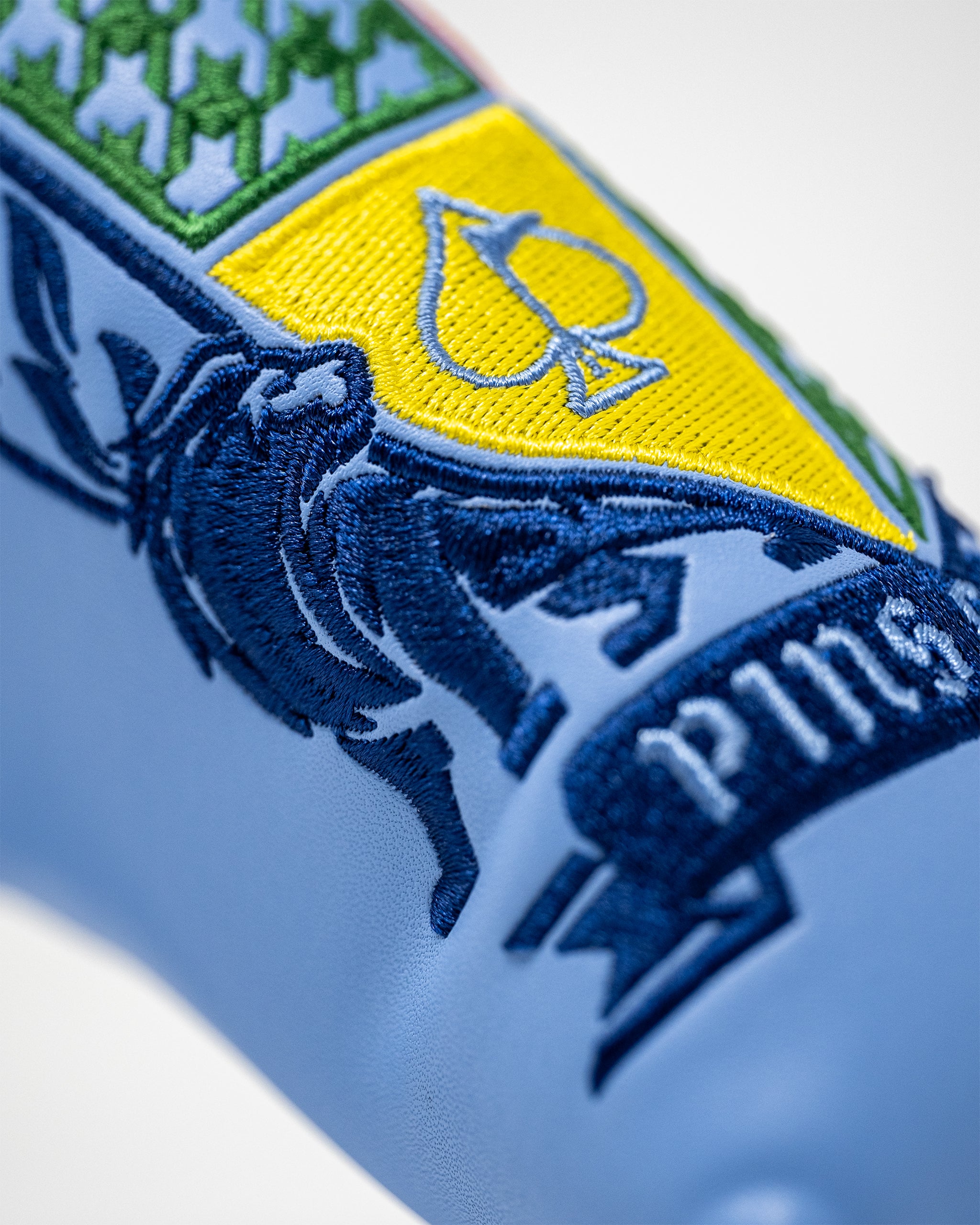 Coat of Arms Blade Putter Cover featuring a classic design, ideal for protecting golf putters.