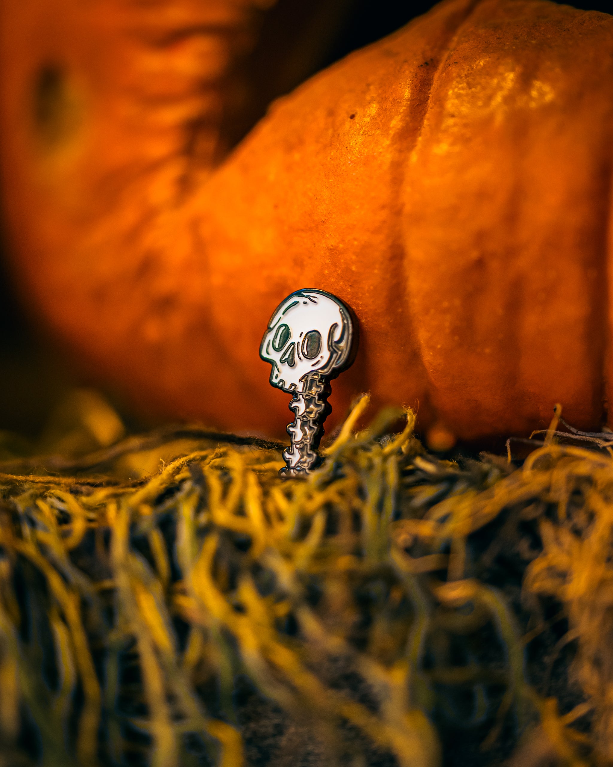 Skeleton ball marker featuring a detailed skull design, ideal for golf enthusiasts celebrating Halloween.
