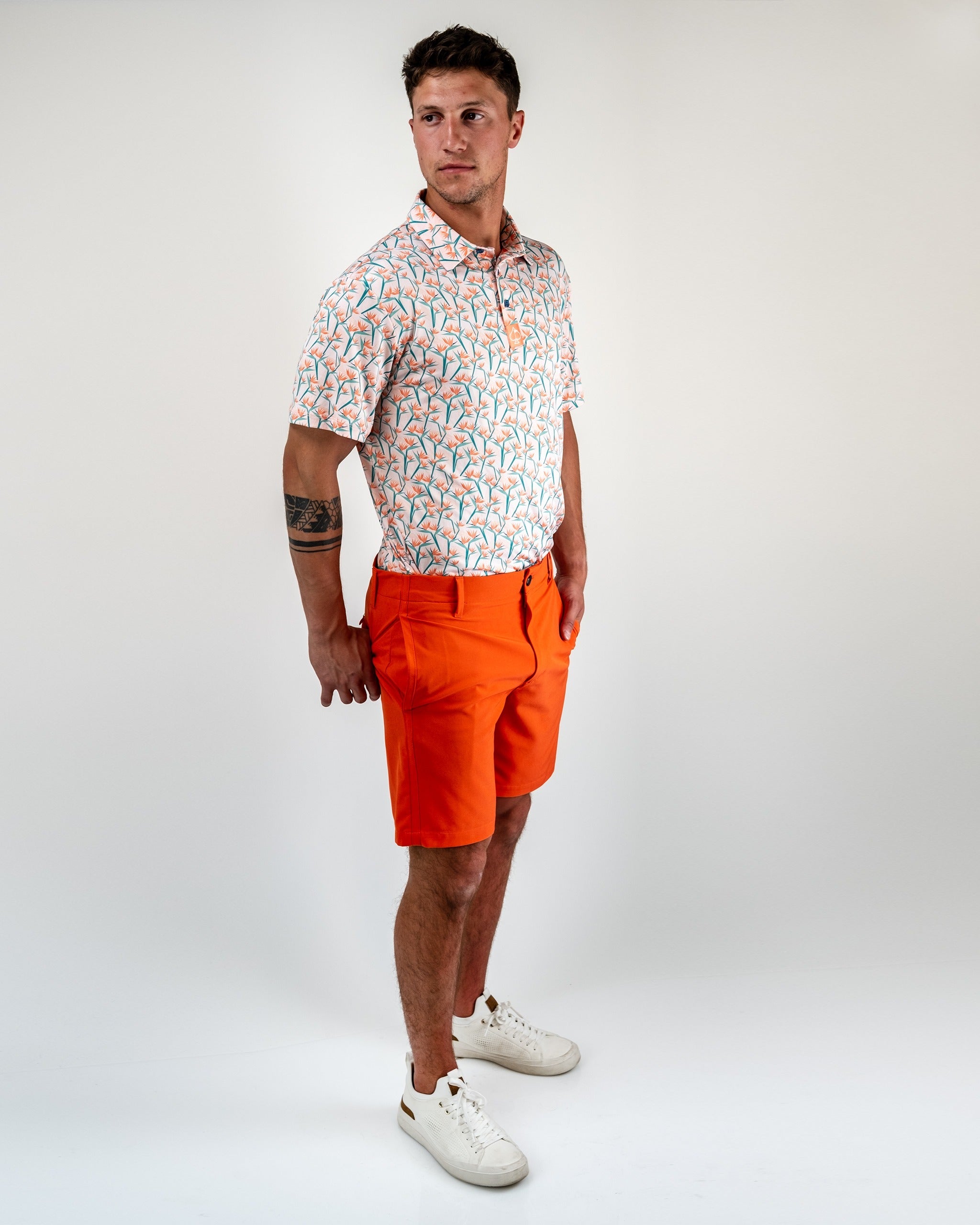 Performance shorts in melon color, featuring a lightweight fabric and elastic waistband, ideal for sports and outdoor activities.