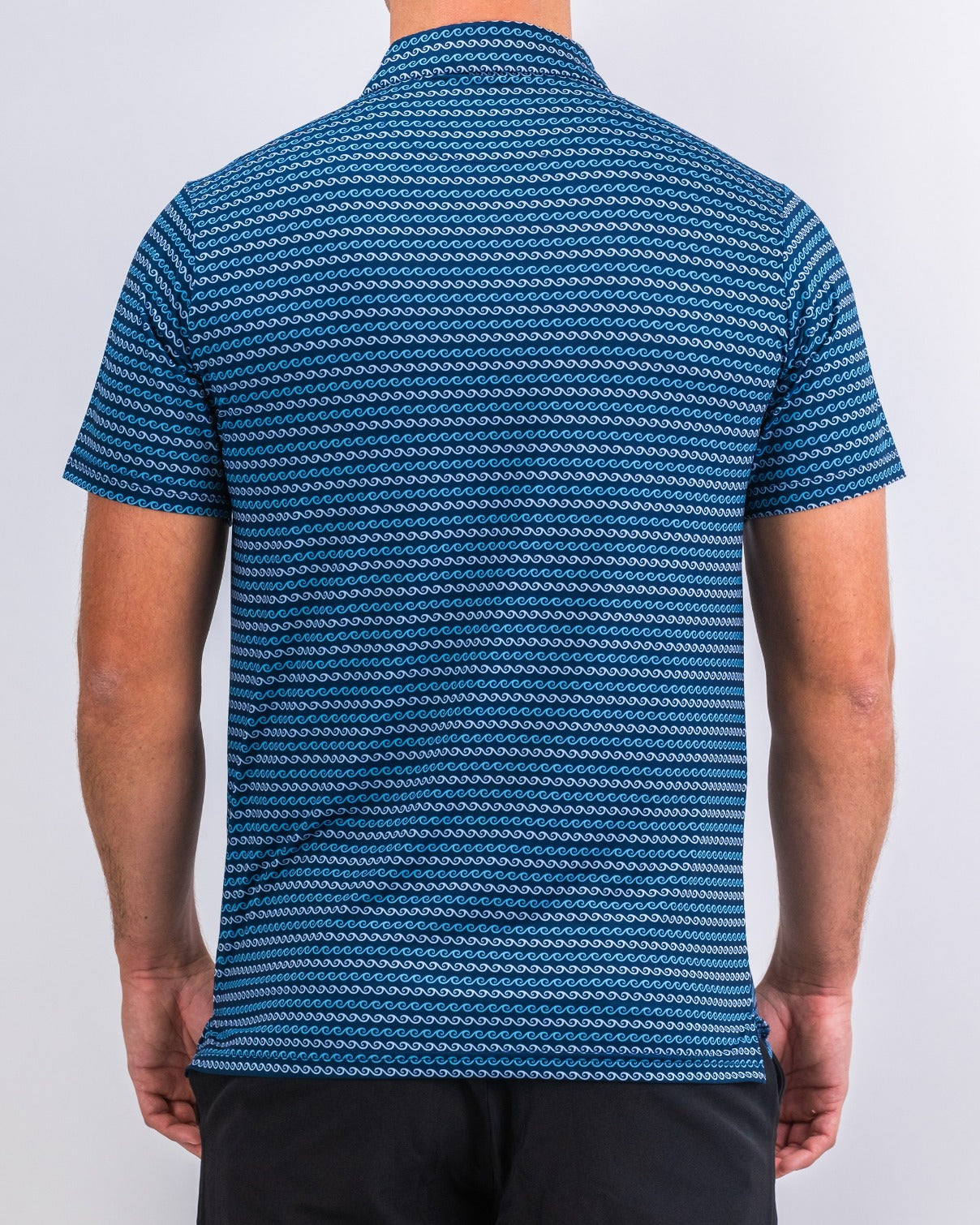 Men's short-sleeve golf shirt in blue with a wave pattern, designed for comfort and style on the course.