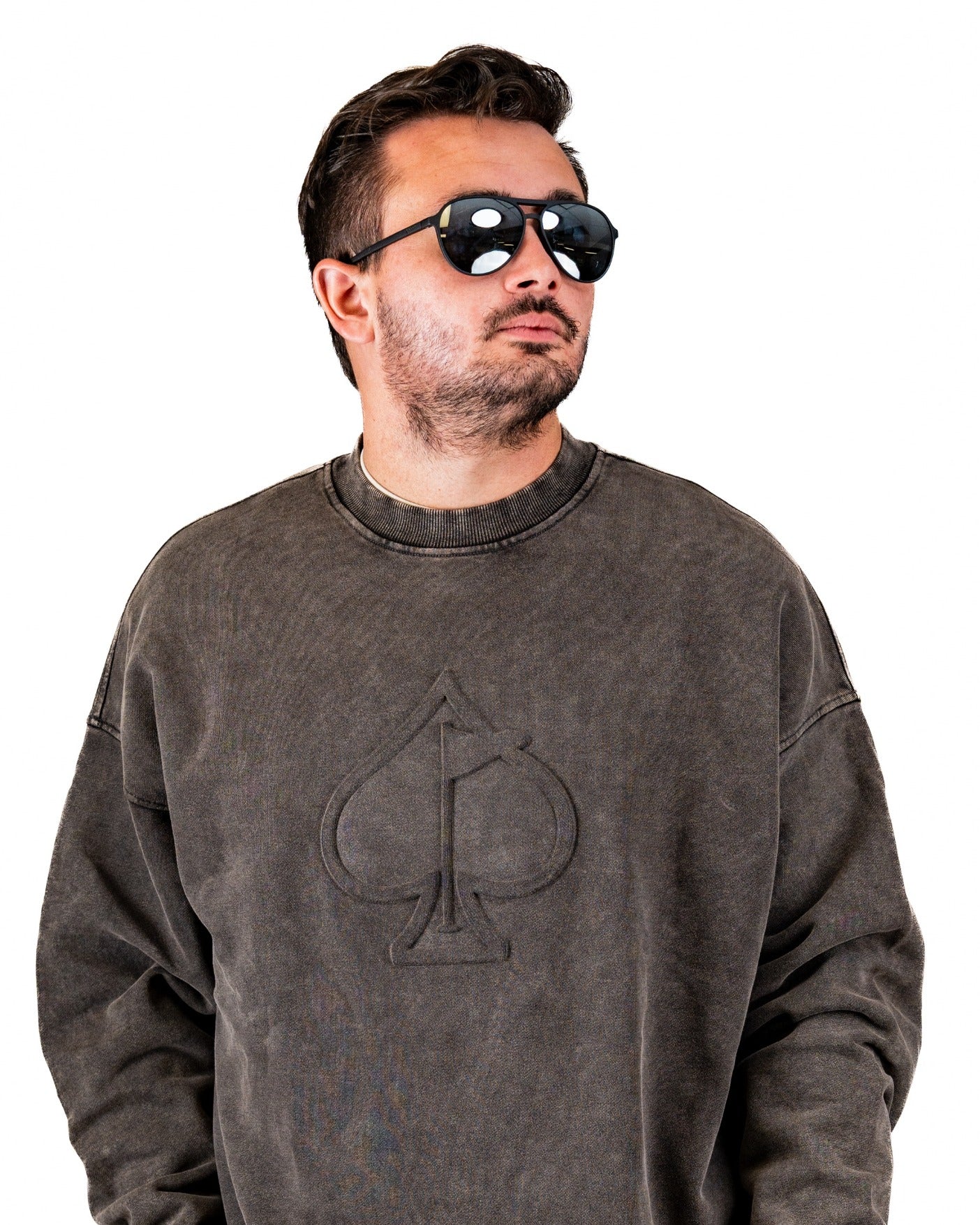 Men's washed iron crewneck sweatshirt featuring an embossed spade logo, perfect for stylish golf outings.