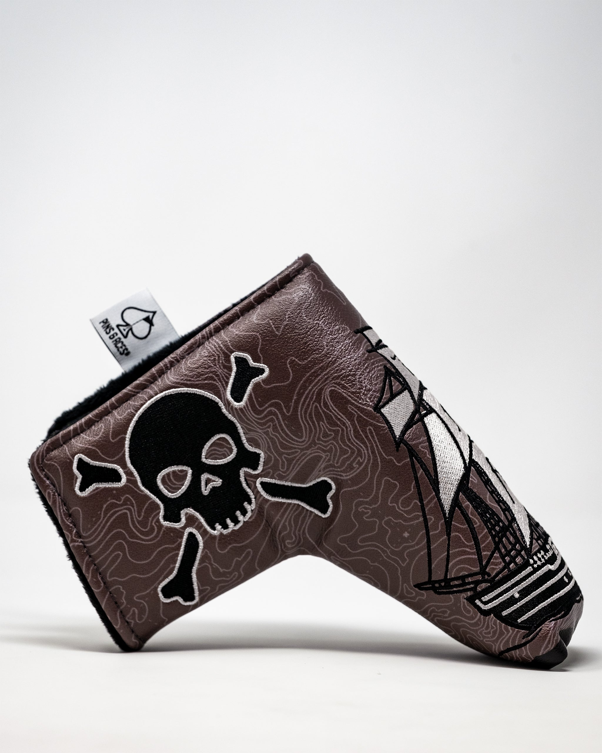 Alt text: "Pirate-themed blade putter cover featuring a skull and crossbones design with vibrant colors."