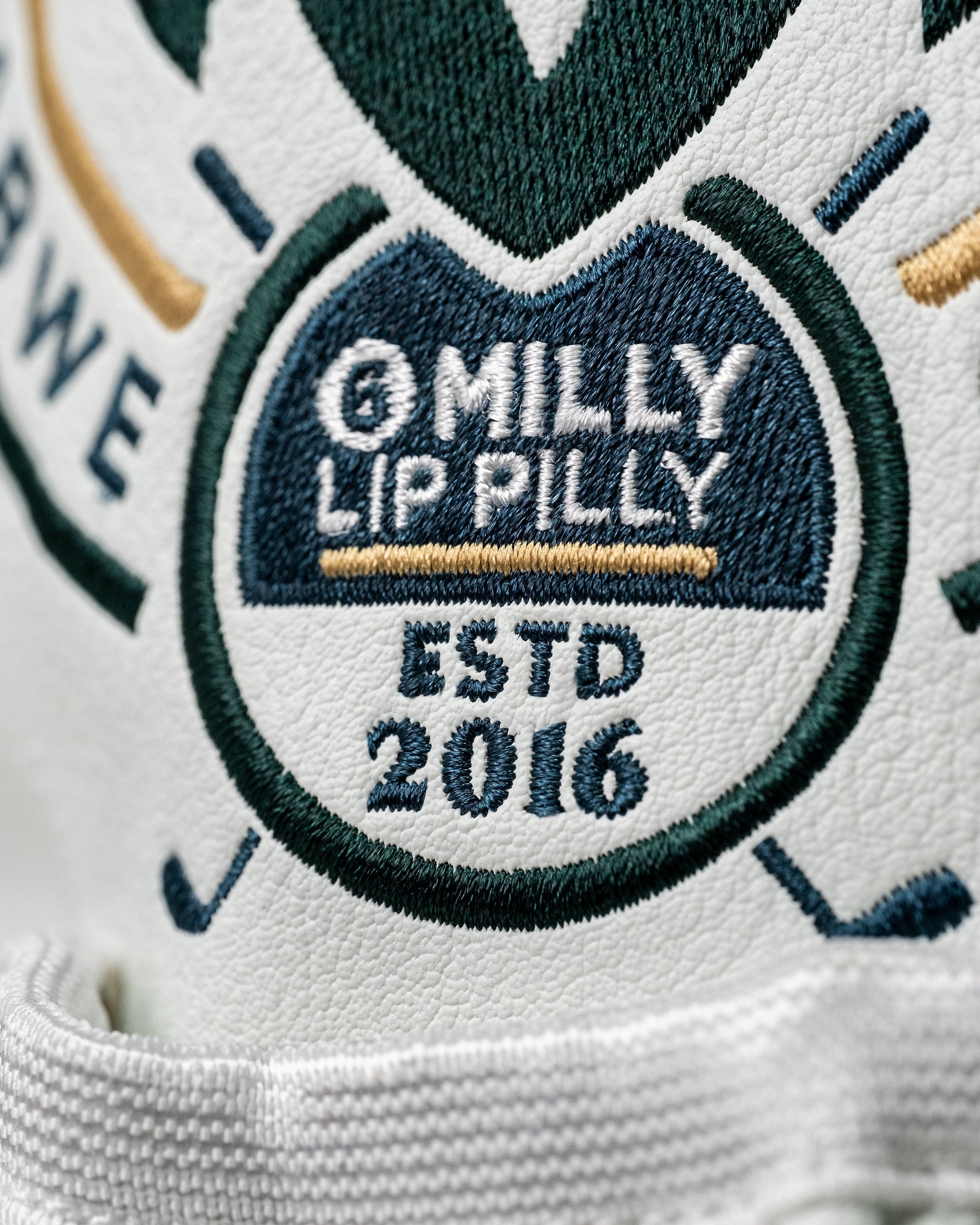 Zynbabwe Country Club golf driver cover featuring a sleek design with vibrant colors and the club's logo.