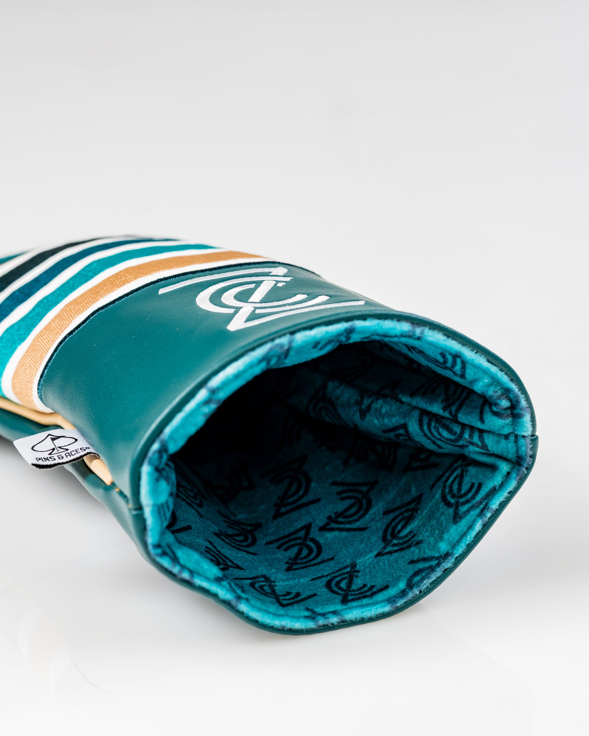 Zynbabwe Country Club Gator driver cover featuring a vibrant teal design with stripes and a logo, perfect for golfers.