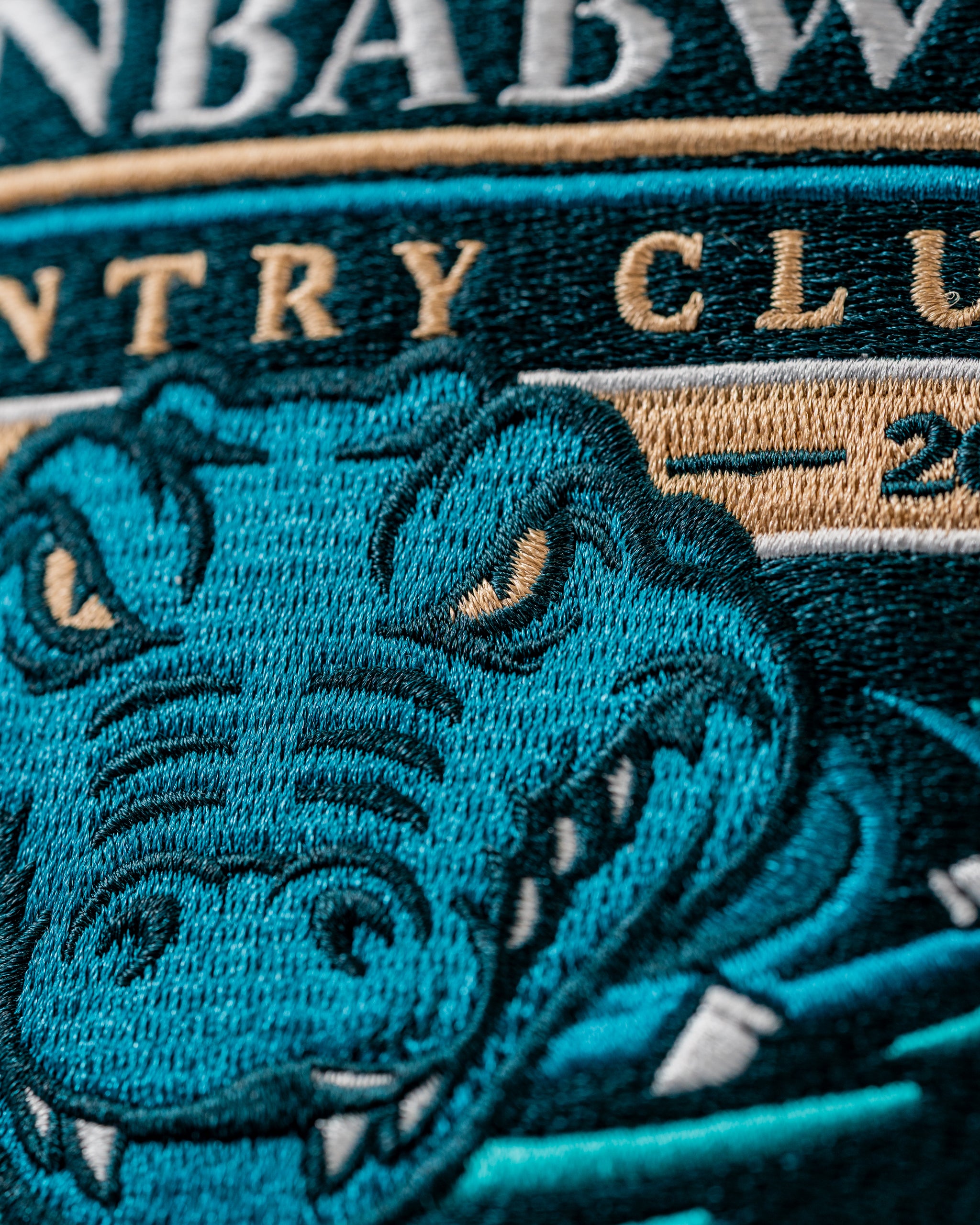 Embroidered driver cover featuring a detailed alligator design for Zynbabwe Country Club, showcasing vibrant colors.