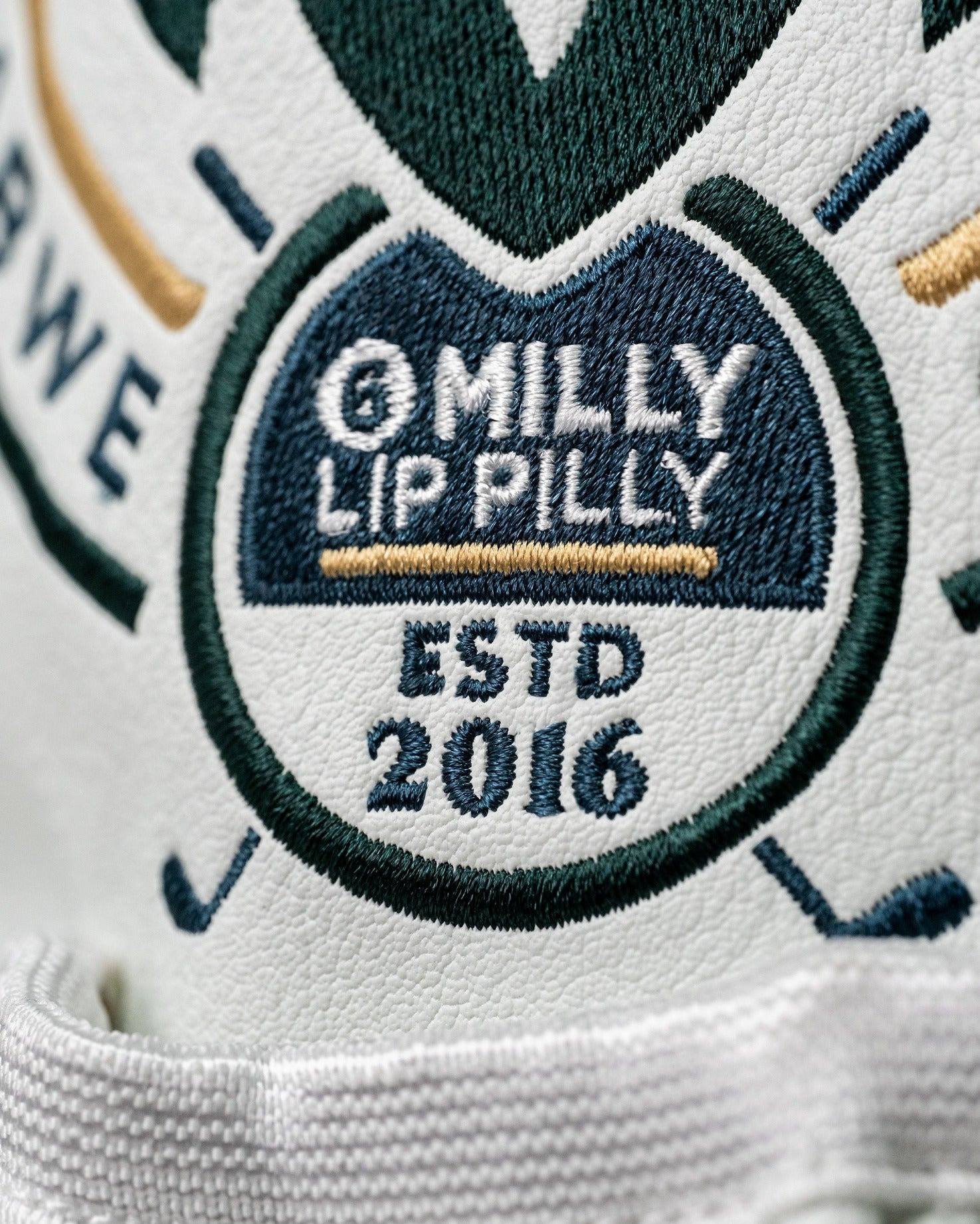 Zynbabwe Country Club driver cover featuring embroidered logo and established date, designed for stylish golf enthusiasts.