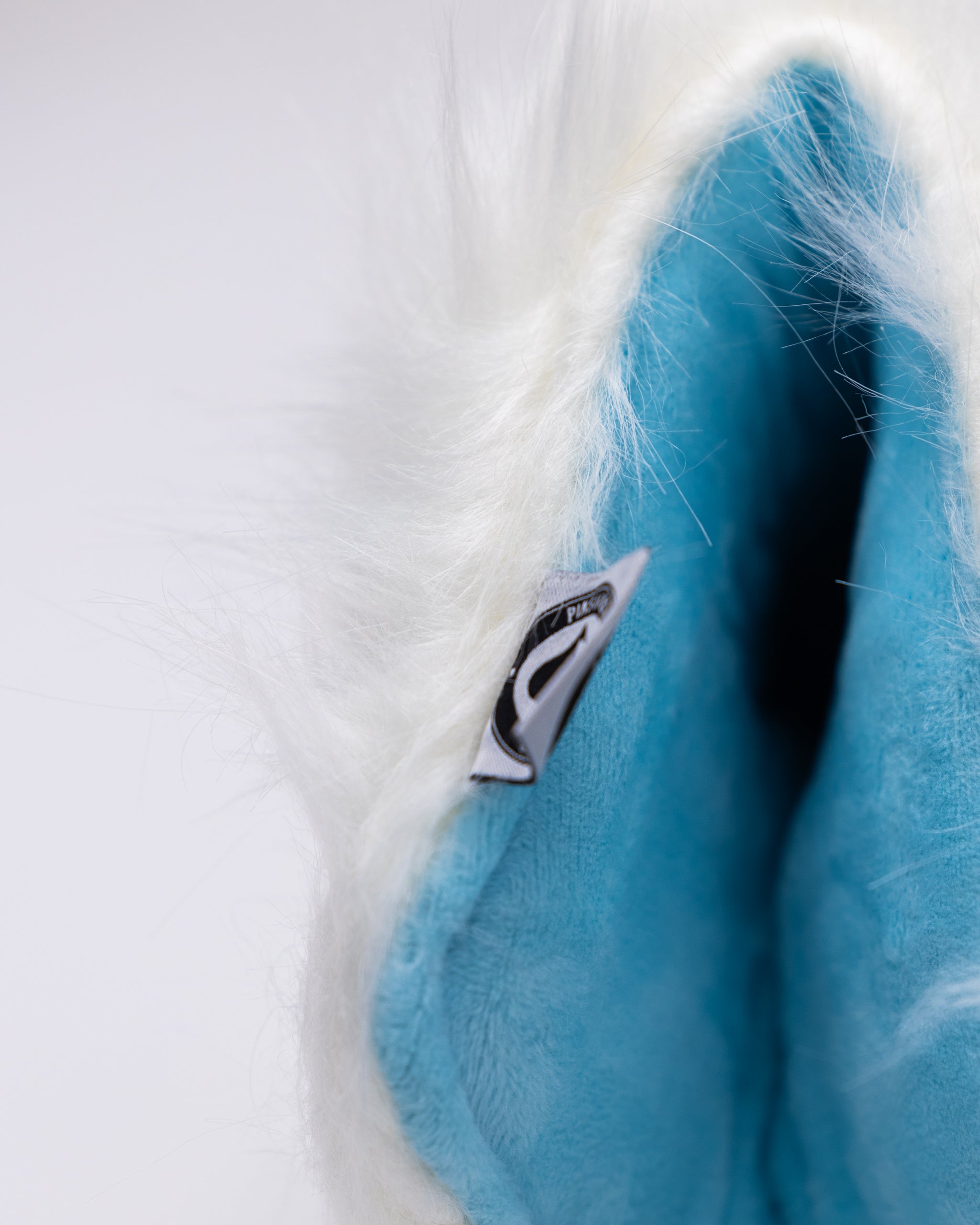 Soft white fur Yeti blade putter cover with a blue interior, designed for golfers seeking a unique accessory.