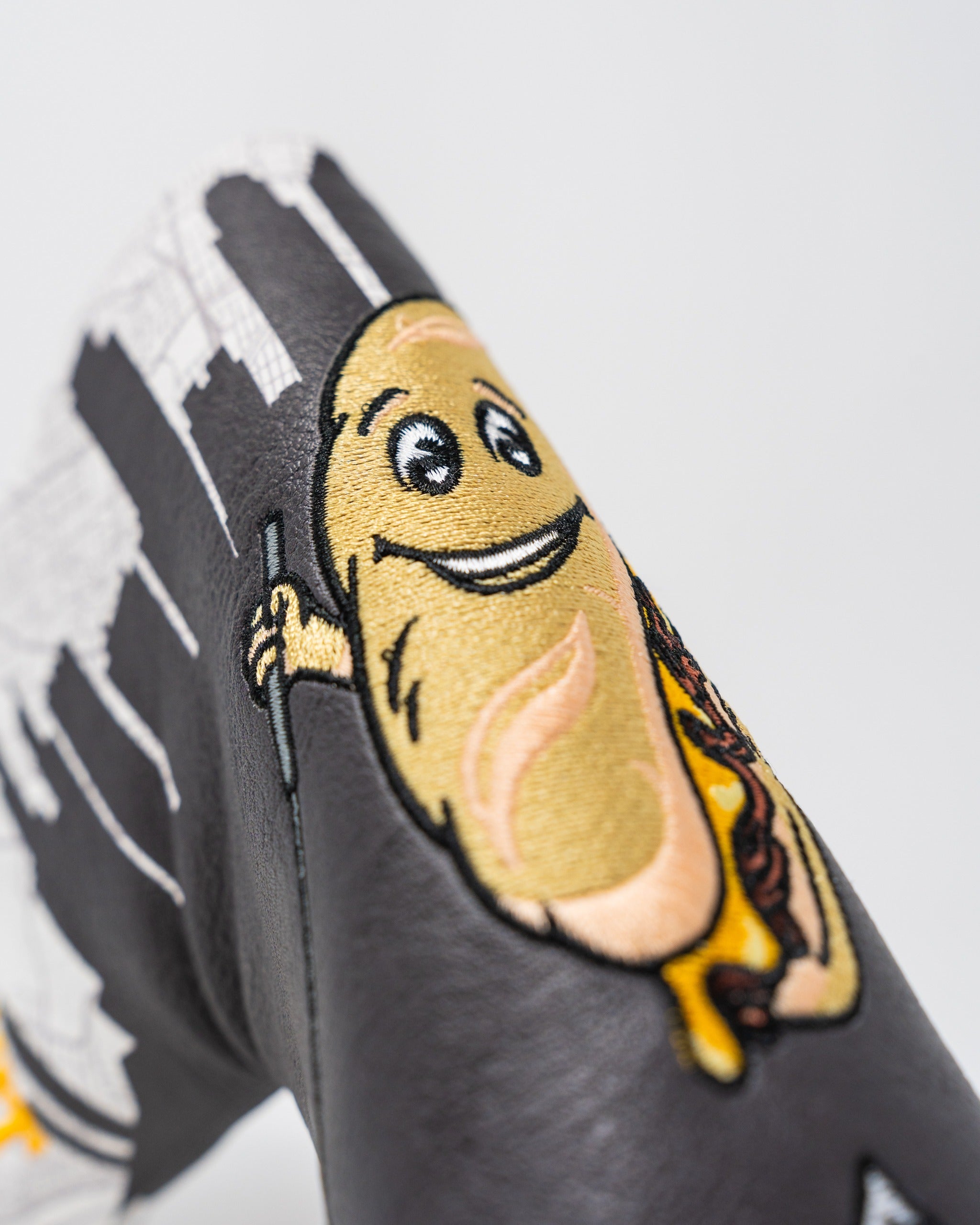 Bold Whiz Wit blade putter cover featuring a playful cartoon hot dog design, perfect for stylish golfers.