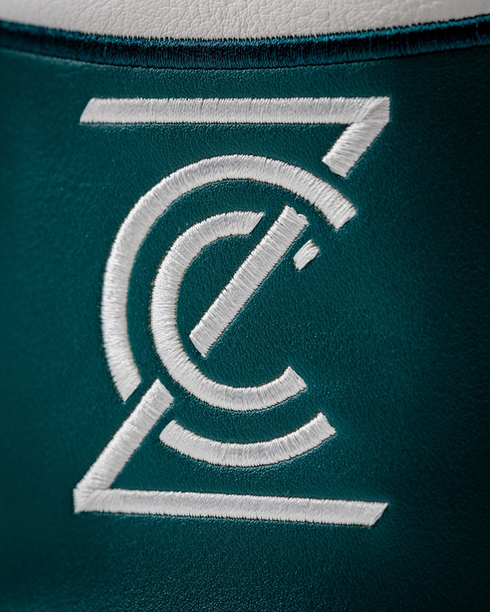 Zynbabwe Country Club Gator driver cover featuring a stylish embroidered logo on a teal background.