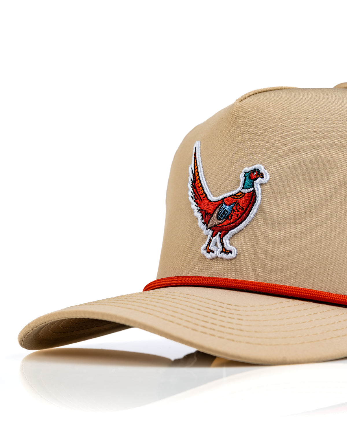Perforated rope hat in beige featuring a colorful pheasant embroidery and a red accent band. Ideal for stylish golfers.