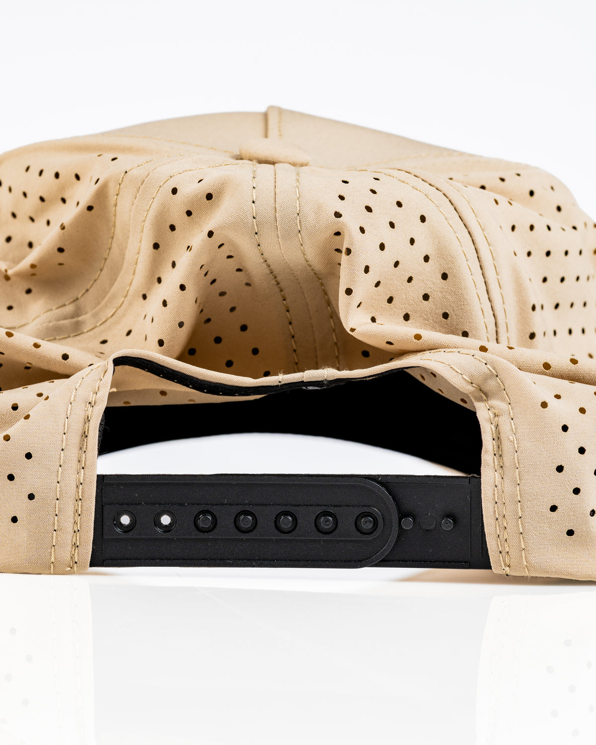 Perforated rope hat in beige with a pheasant design, featuring a black adjustable strap at the back.